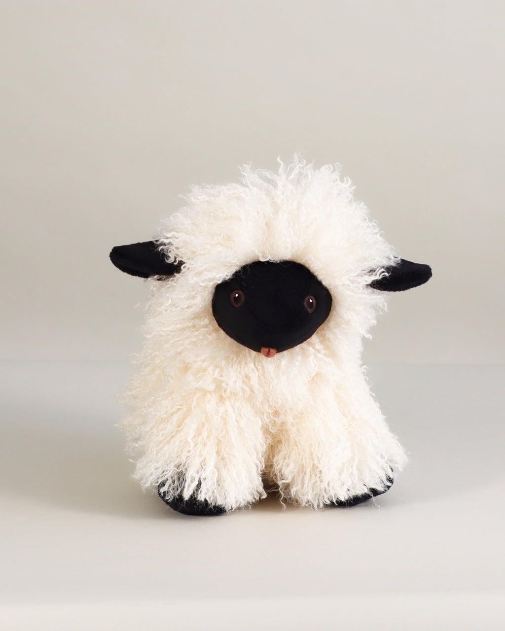 Mignon mouton à nez noir du Valais en peluche – | Plushies & Stuffed Animals