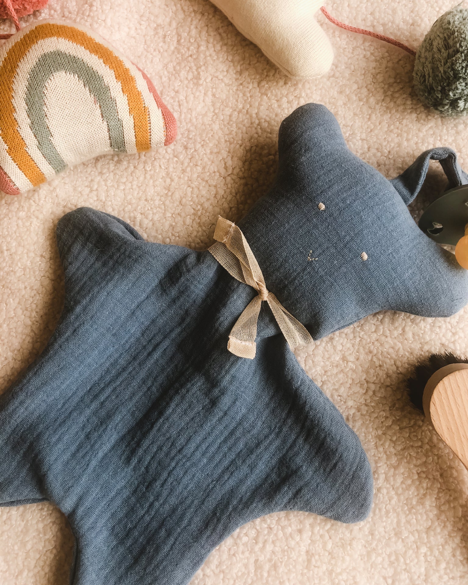 Doudou Bleu coton avec attache sucette