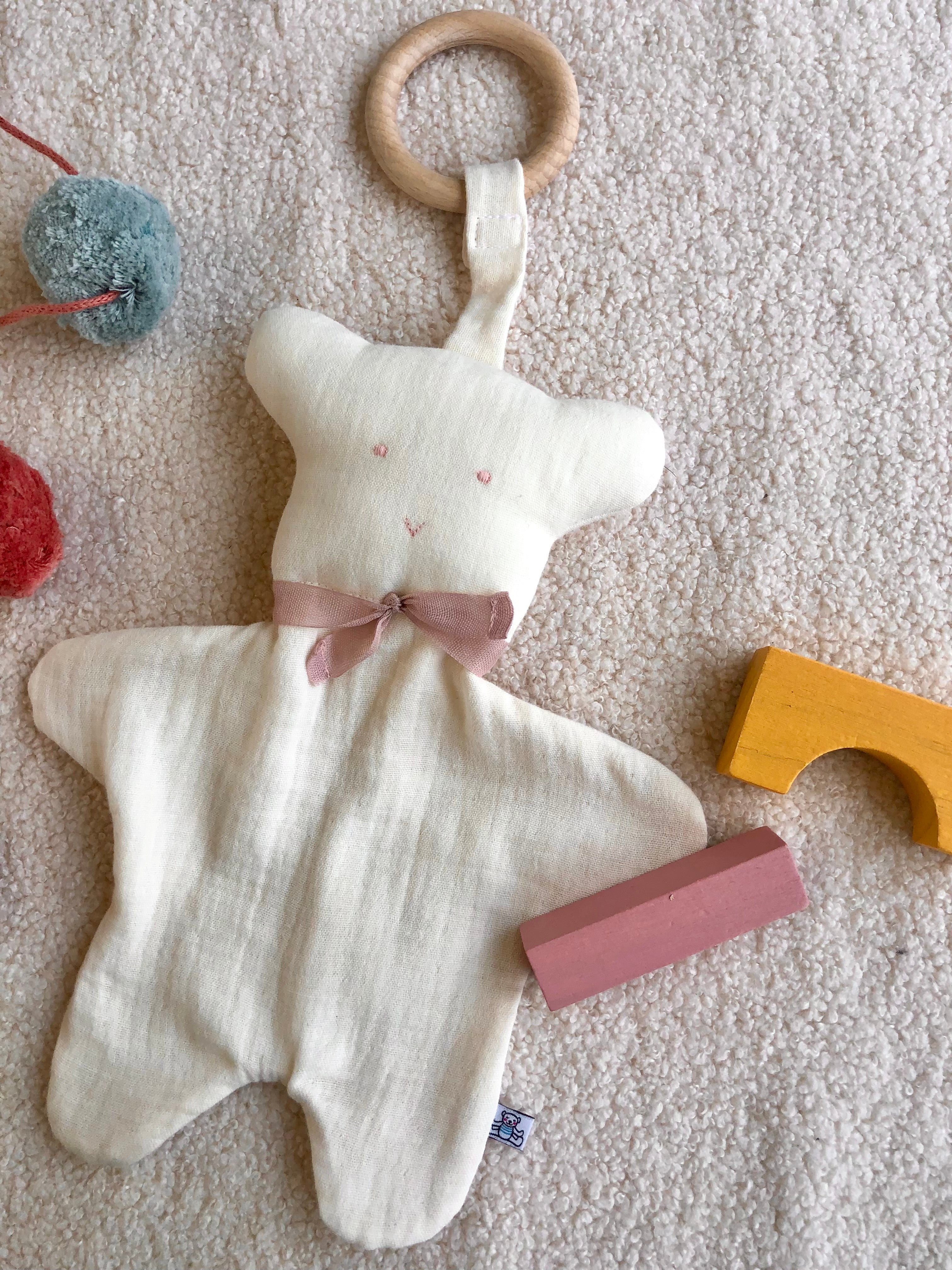Doudou Cachou en coton avec Anneau de Dentition en Bois Amovible Beige/Noeud Rose