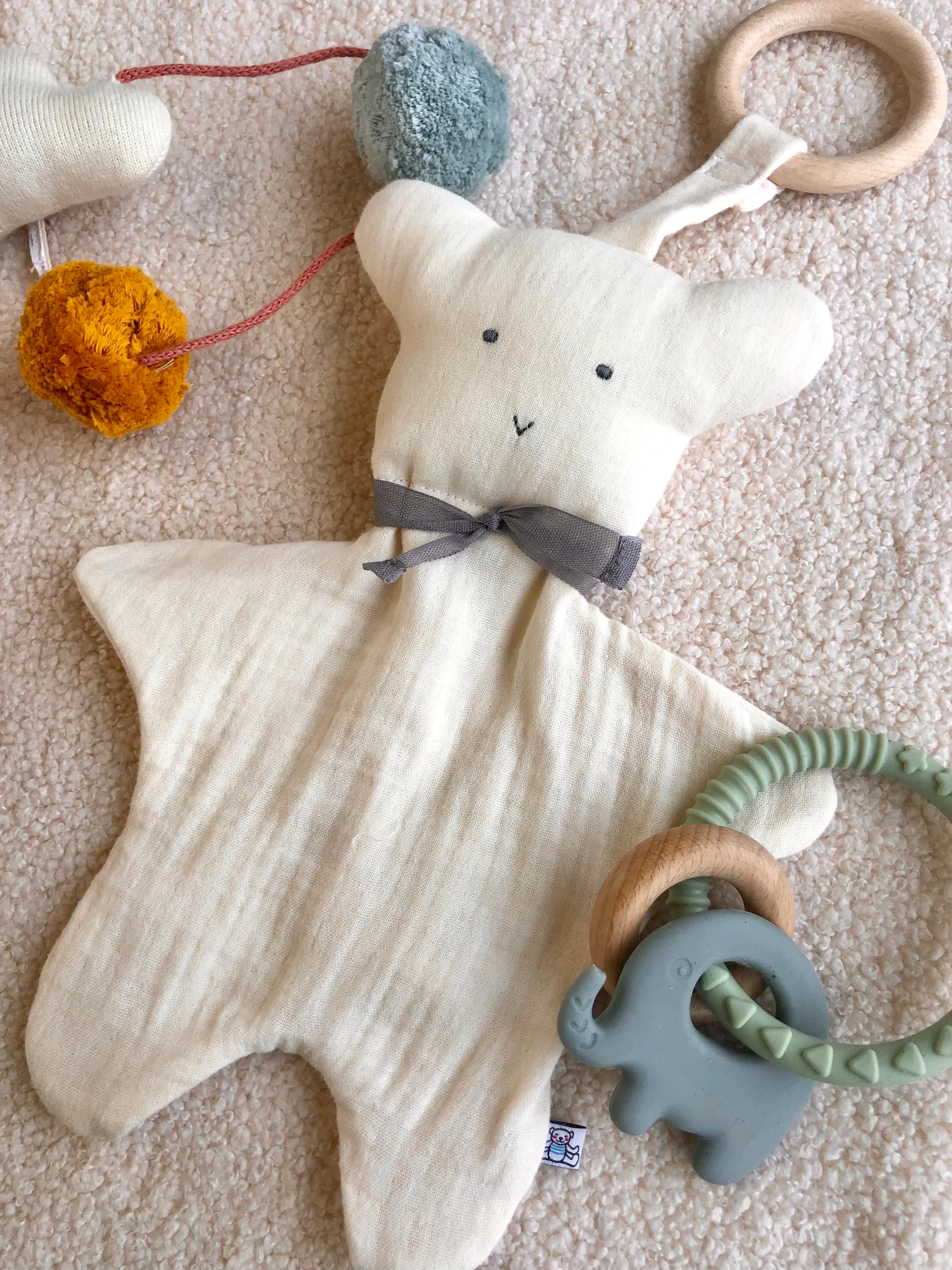 Doudou Cachou en coton avec Anneau de Dentition en Bois Amovible Beige/Noeud Gris