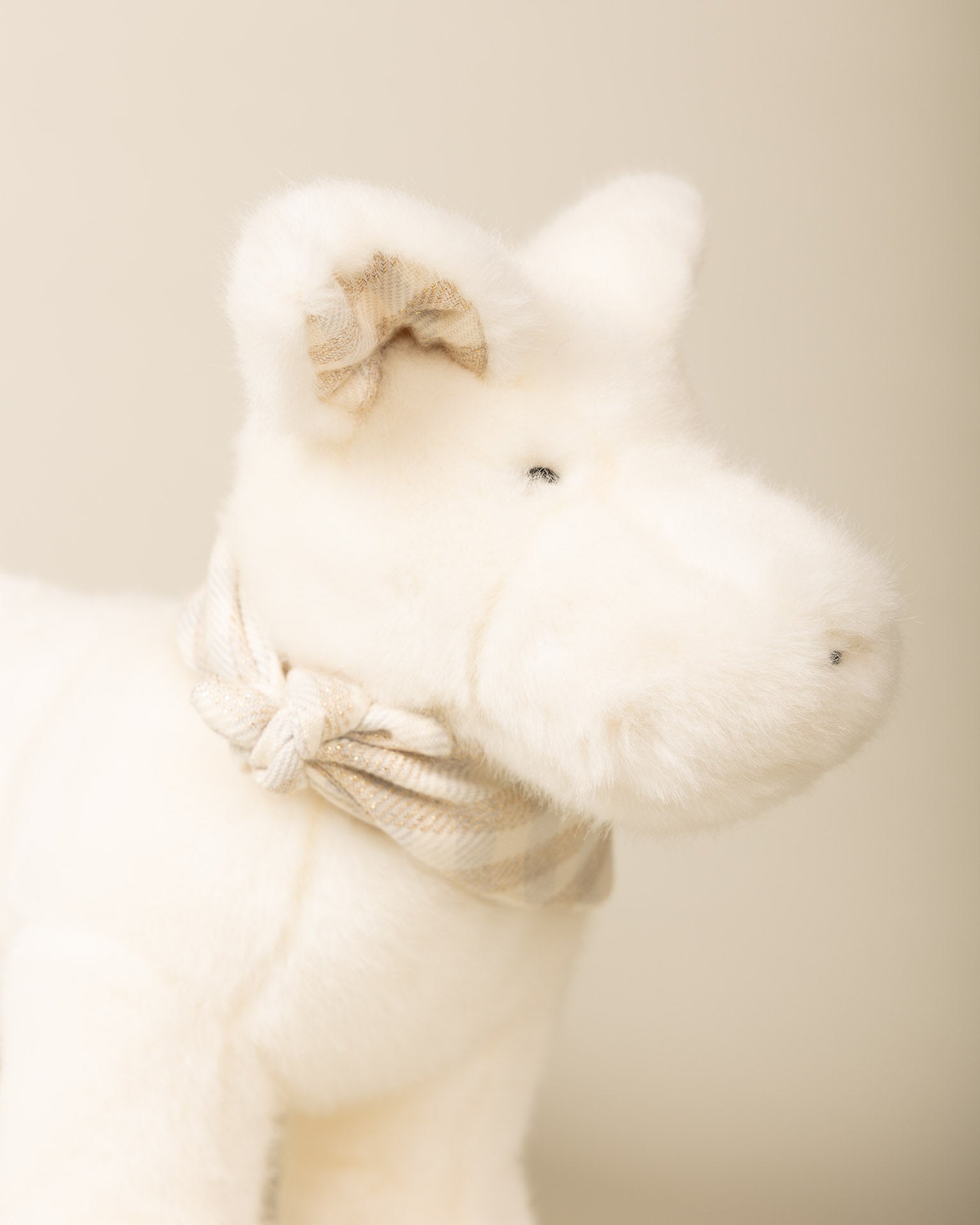 Peluche Le Terrier Oscar Blanc foulard Vichy bleu