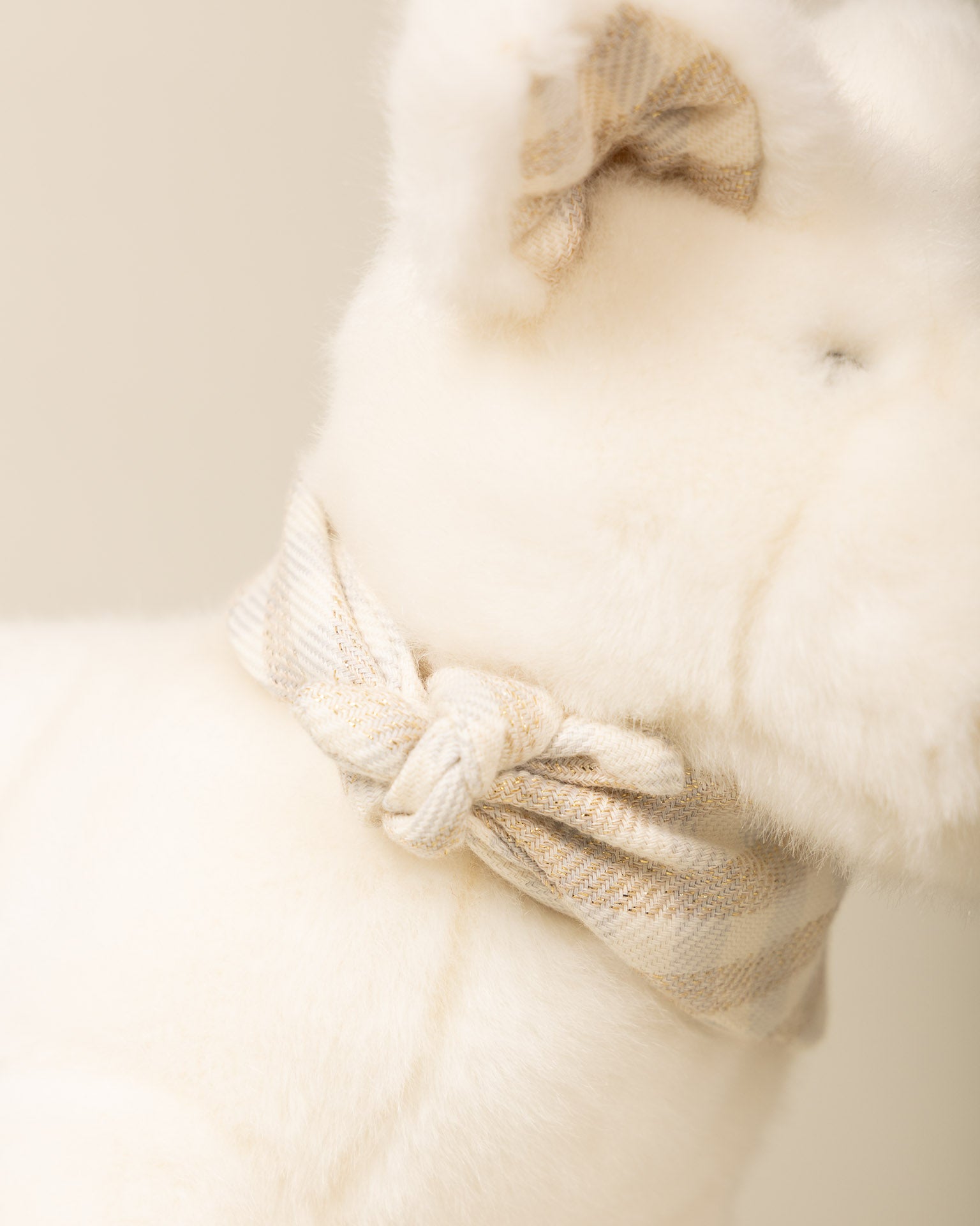 Peluche Le Terrier Oscar Blanc foulard Vichy bleu