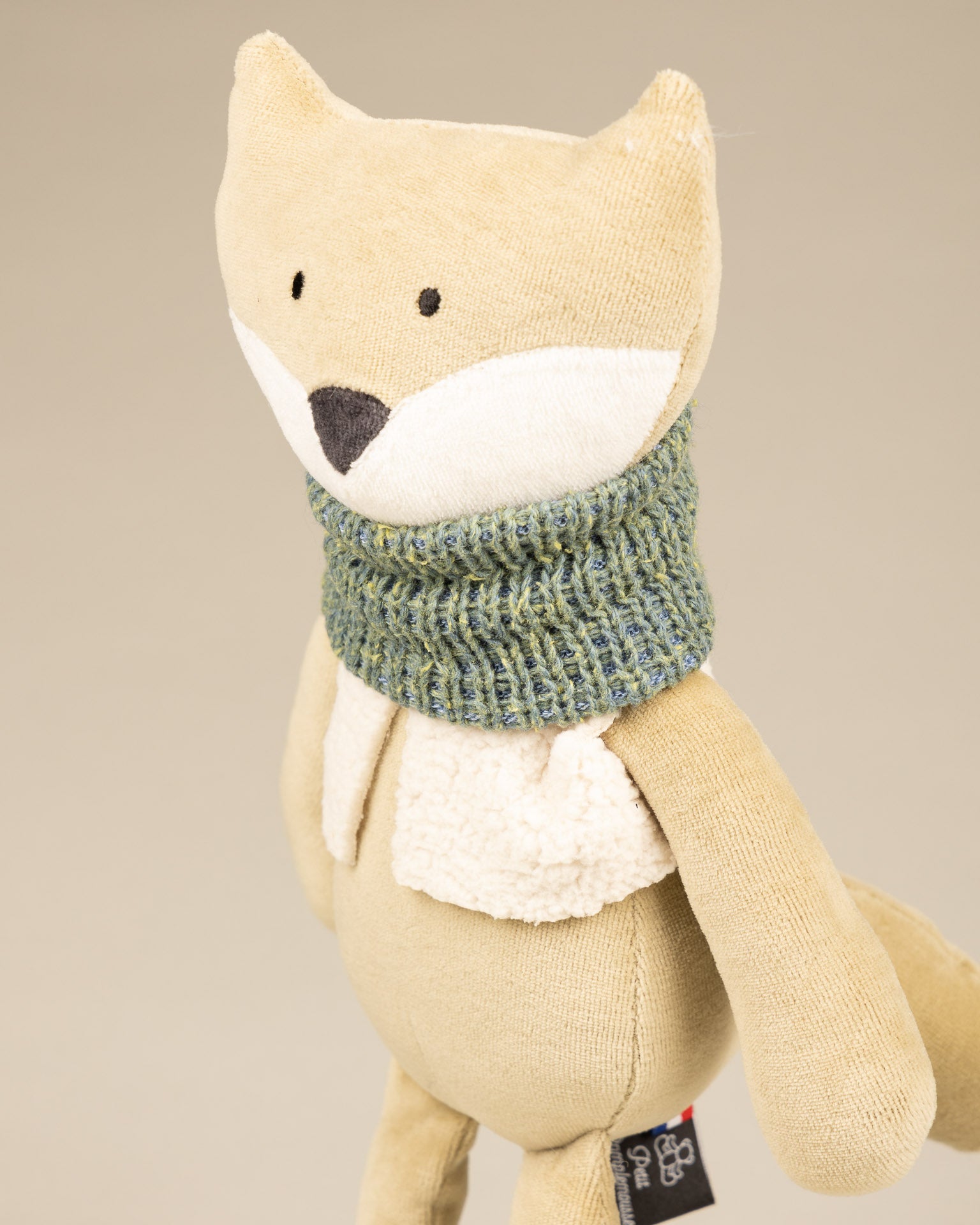 Poupée-Peluche - Renard arctique avec salopette beige et foulard – Veille  sur toi